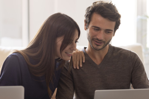 casal computador analisar finanças