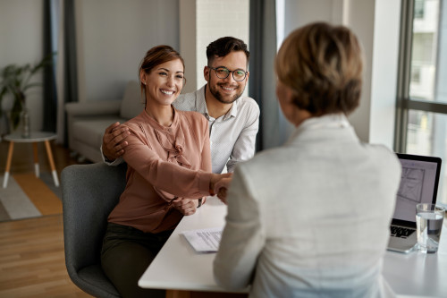 casal falar com intermediario